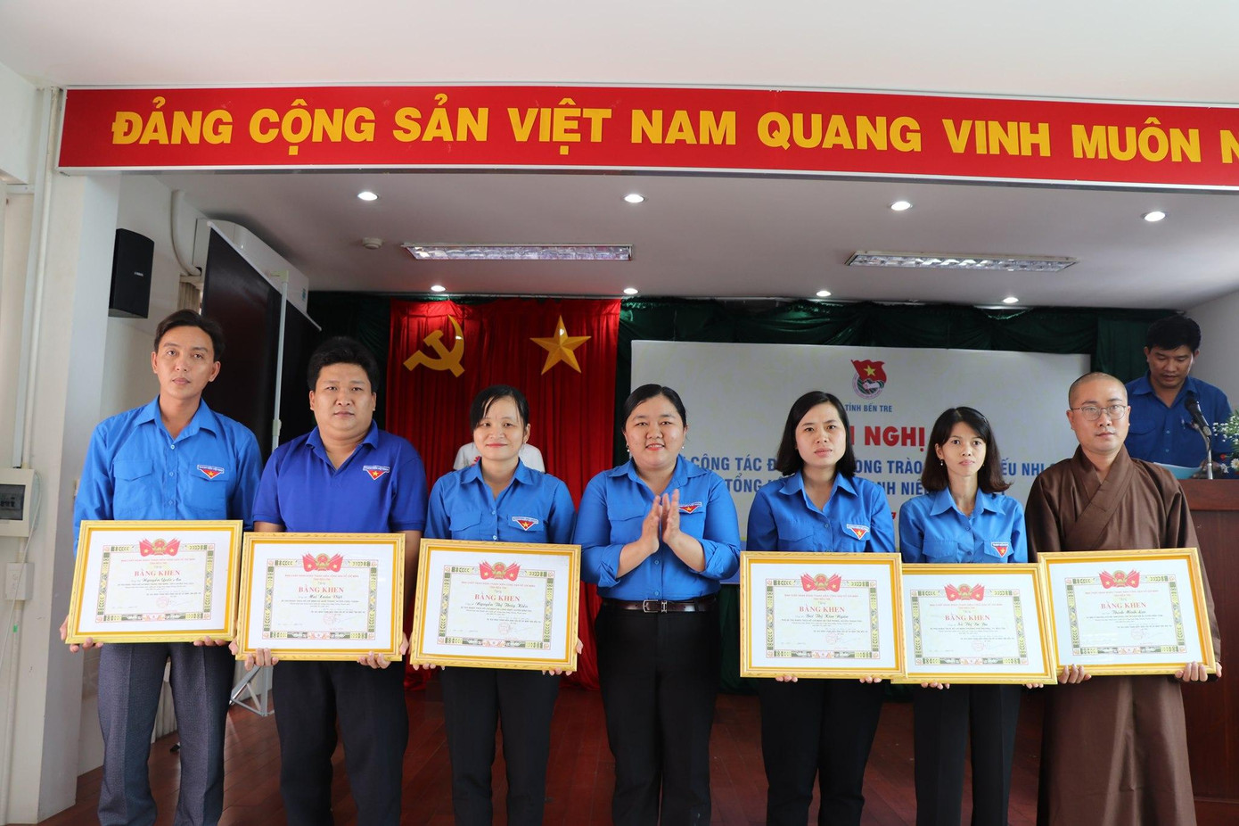 Chị Lâm Như Quỳnh, Phó Bí thư Tỉnh đoàn Bến Tre tặng bằng khen cho các cá nhân Chị Lâm Như Quỳnh, Phó Bí thư Tỉnh đoàn Bến Tre tặng bằng khen cho các cá nhân