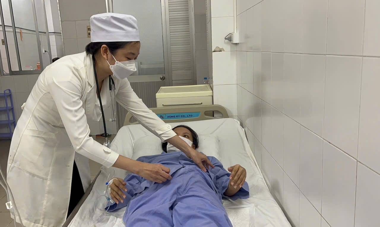 Bác sĩ chăm sóc sản phụ sau sinh.