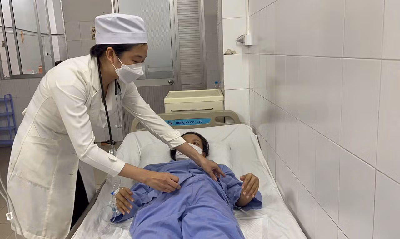 Bác sĩ chăm sóc sản phụ sau sinh.