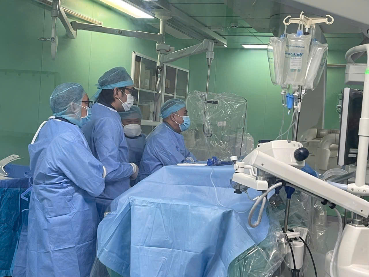 Ekip bác sĩ Bệnh viện Đa khoa Trung ương Cần Thơ cứu sống sản phụ sau sinh.