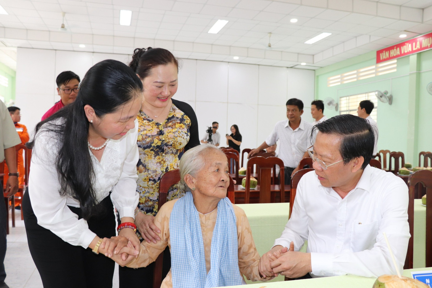 Chủ tịch UBND TPHCM Phan Văn Mãi thăm Mẹ Việt Nam Anh hùng tại Bến Tre. Ảnh: TĐ BT