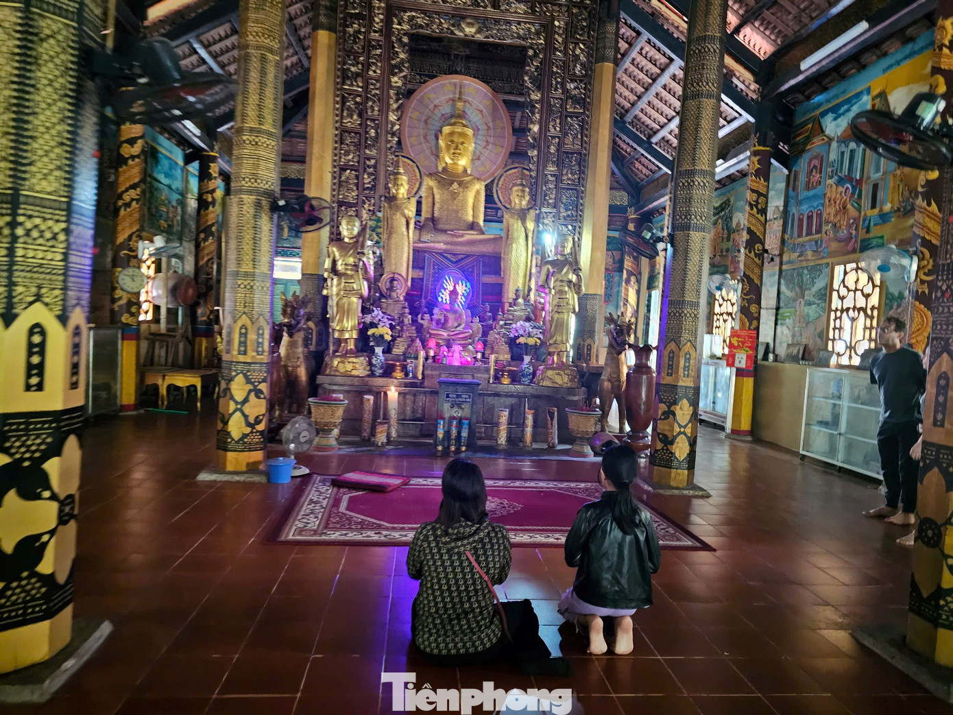 Chính điện được xây dựng vào năm 2386 Phật lịch, tức năm 1842 Dương lịch với những giá trị kiến trúc độc đáo còn lưu giữ đến hôm nay. Bàn thờ Phật có chiều dài 7,7 m, rộng 3,6 m, cao 1,6 m gồm 4 bậc. Tượng Phật chính cao 2,1 m an tọa trên một tòa sen làm vào năm 1882 Dương lịch. Ảnh: Hòa Hội.