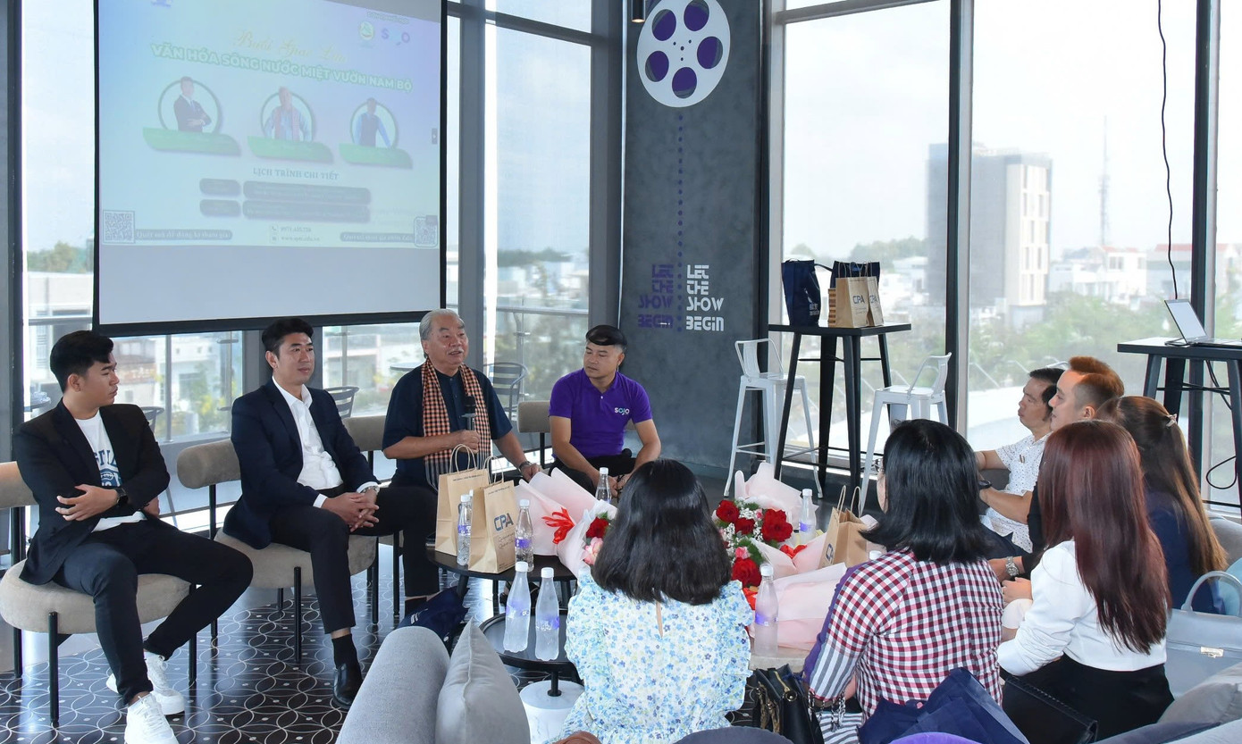 Soạn giả Nhâm Hùng - Nhà nghiên cứu văn hóa Nam Bộ chia sẻ với các bạn trẻ Cần Thơ. Ảnh: Hòa Hội.