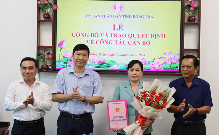 Chủ tịch UBND tỉnh Đồng Tháp Phạm Thiện Nghĩa (thứ 2 từ trái sang) trao quyết định cho bà Võ Phương Thủy, tân Giám đốc Sở Công Thương Đồng Tháp. Ảnh: N. Ánh