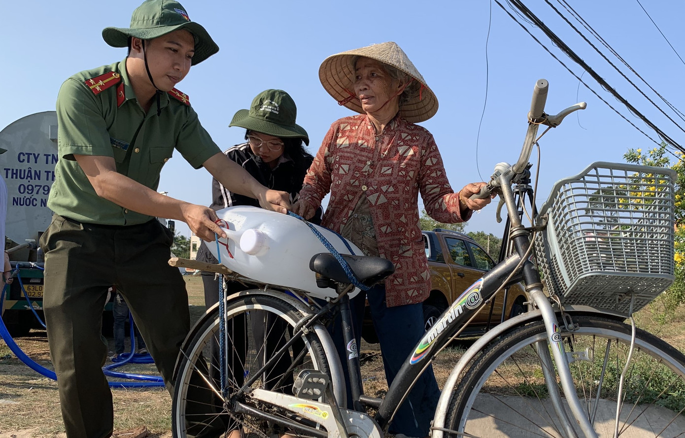 Theo công an tỉnh Bến Tre, sắp tới sẽ còn nhiều đợt hỗ trợ, cấp nước miễn phí cho người dân trên địa bàn tỉnh, cho đến hết mùa hạn mặn.