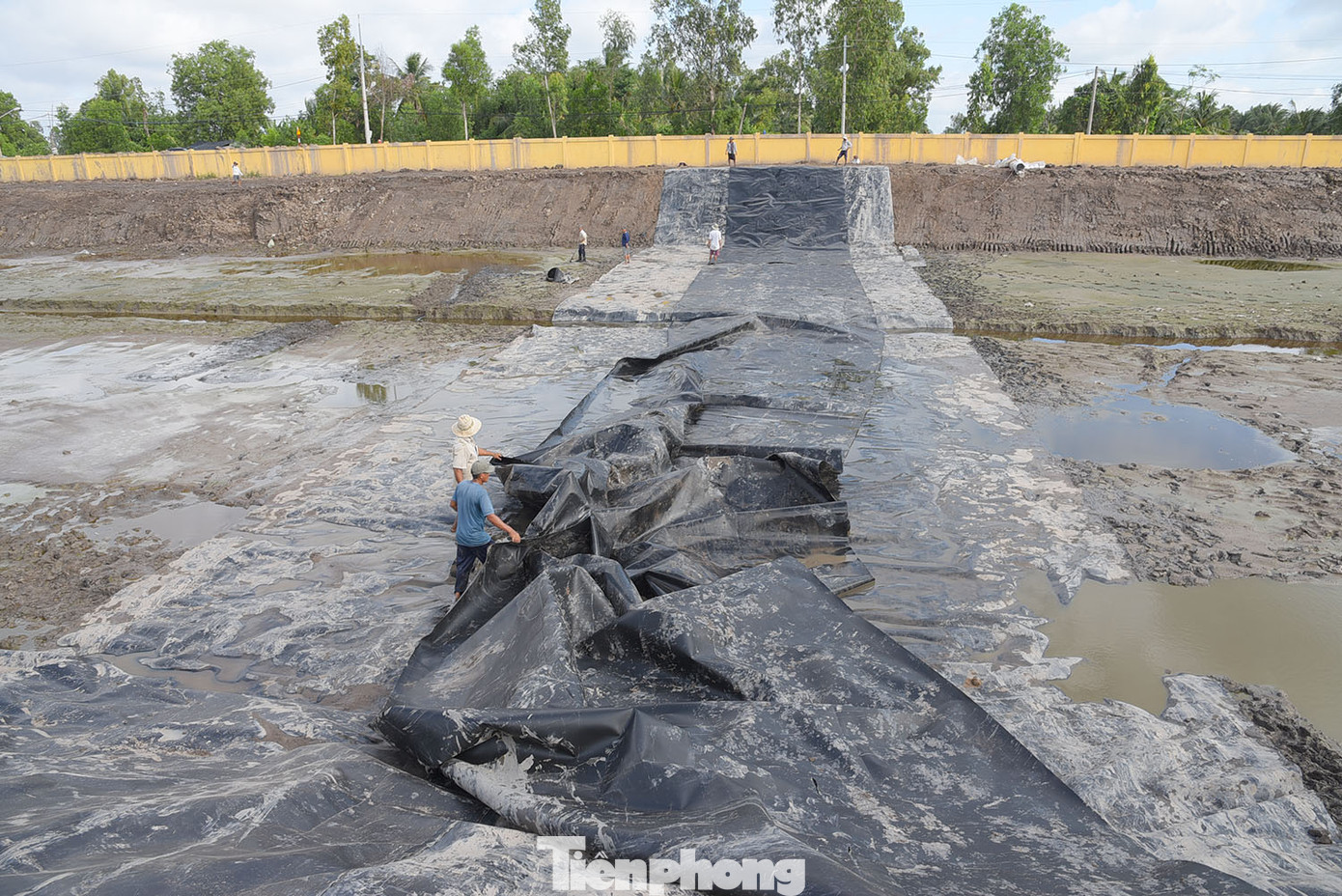 Phủ bạt dưới đáy ao chứa nước rỉ rác. Ảnh: Hòa Hội. Phủ bạt dưới đáy ao chứa nước rỉ rác. Ảnh: Hòa Hội.