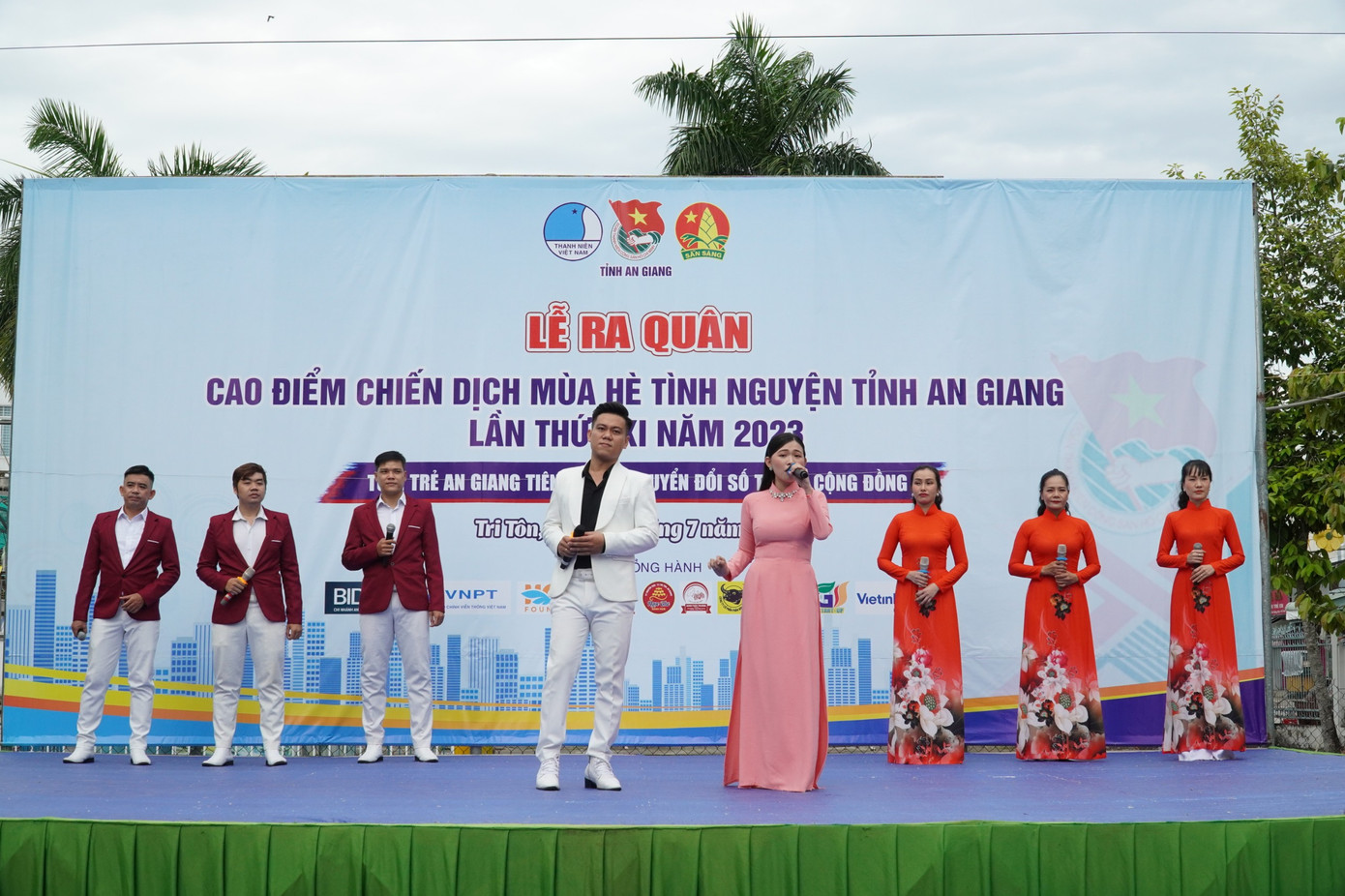 Tỉnh Đoàn An Giang ra quân cao điểm chiến dịch “Mùa hè tình nguyện”. Ảnh: TĐ AG.