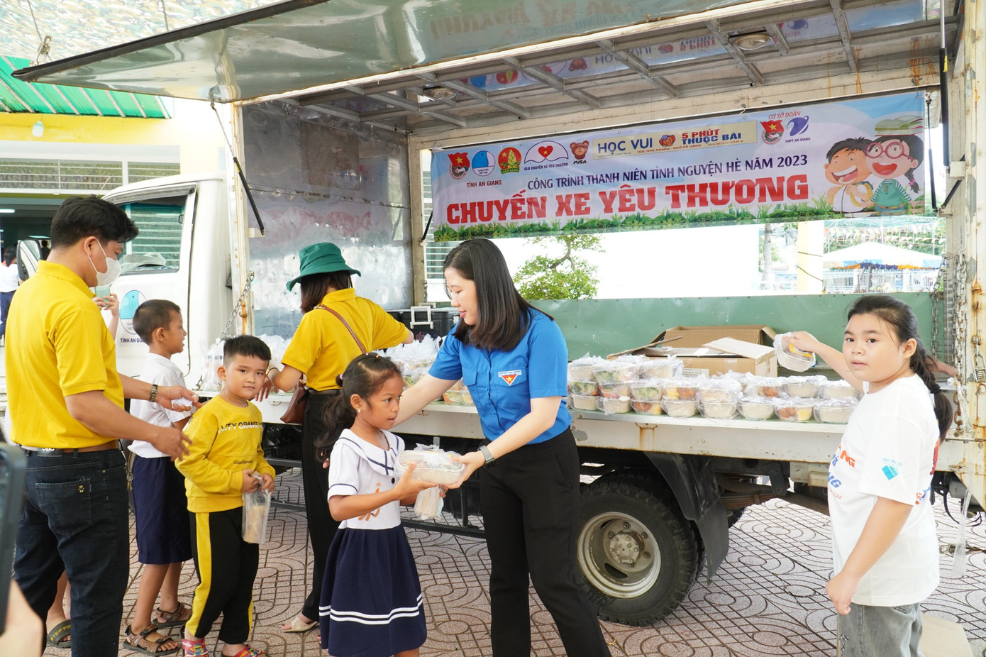 Tỉnh Đoàn An Giang trao tặng quà cho học sinh vùng biên giới huyện Tri Tôn.