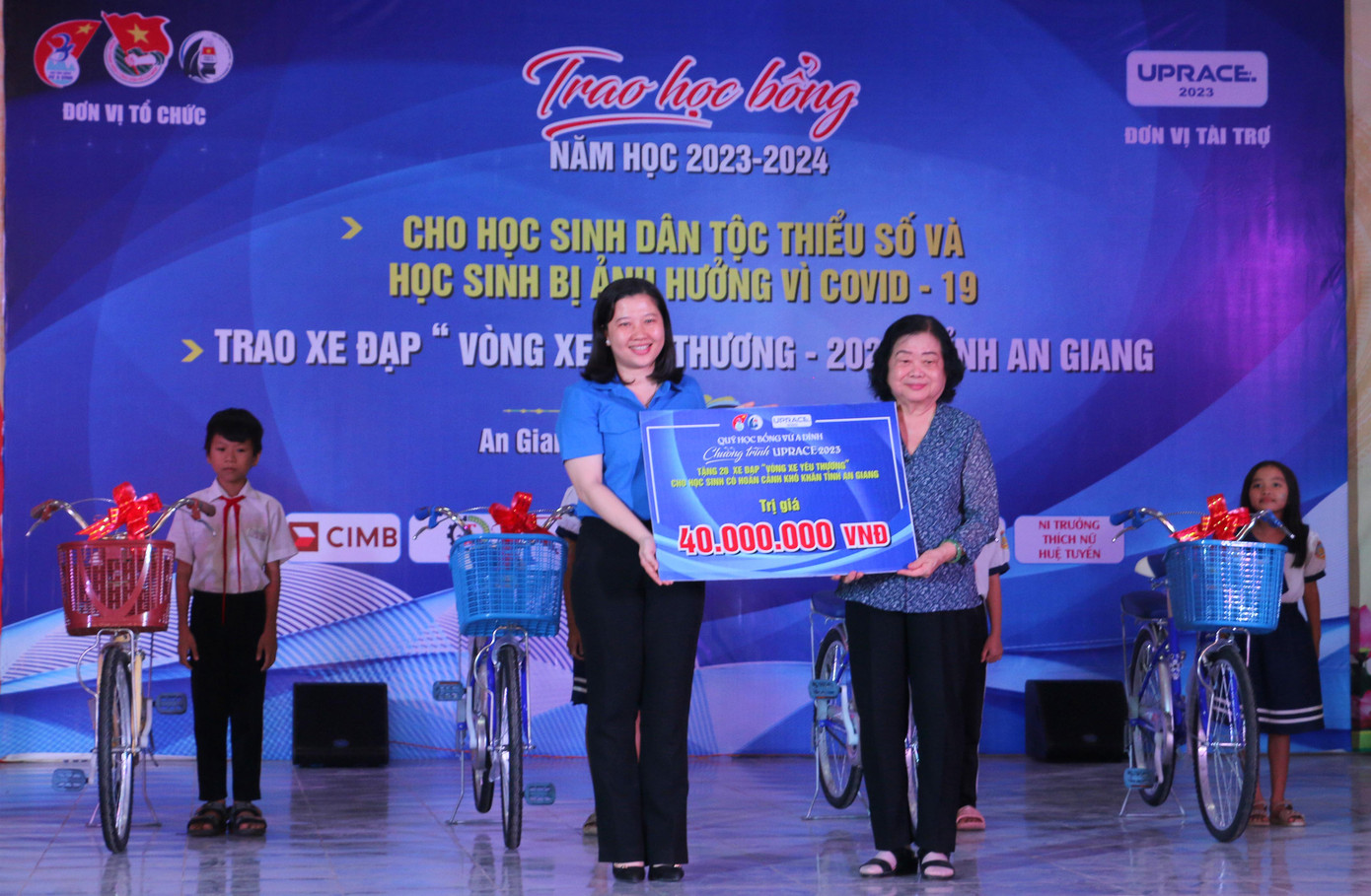 Nguyên Phó Chủ tịch nước Trương Mỹ Hoa trao tặng 20 xe đạp cho chị Hồ Thị Hồng Phướng, Phó Bí thư Tỉnh Đoàn An Giang để tặng các em học sinh. Nguyên Phó Chủ tịch nước Trương Mỹ Hoa trao tặng 20 xe đạp cho chị Hồ Thị Hồng Phướng, Phó Bí thư Tỉnh Đoàn An Giang để tặng các em học sinh.