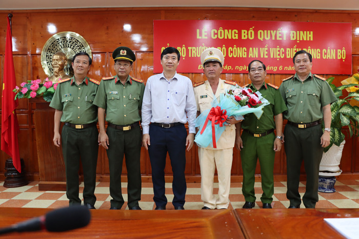 Chủ tịch UBND tỉnh Đồng Tháp Phạm Thiện Nghĩa tặng hoa chúc mừng Phó Giám đốc Công an tỉnh Đồng Tháp Bùi Bé Năm. Ảnh: Nguyệt Ánh