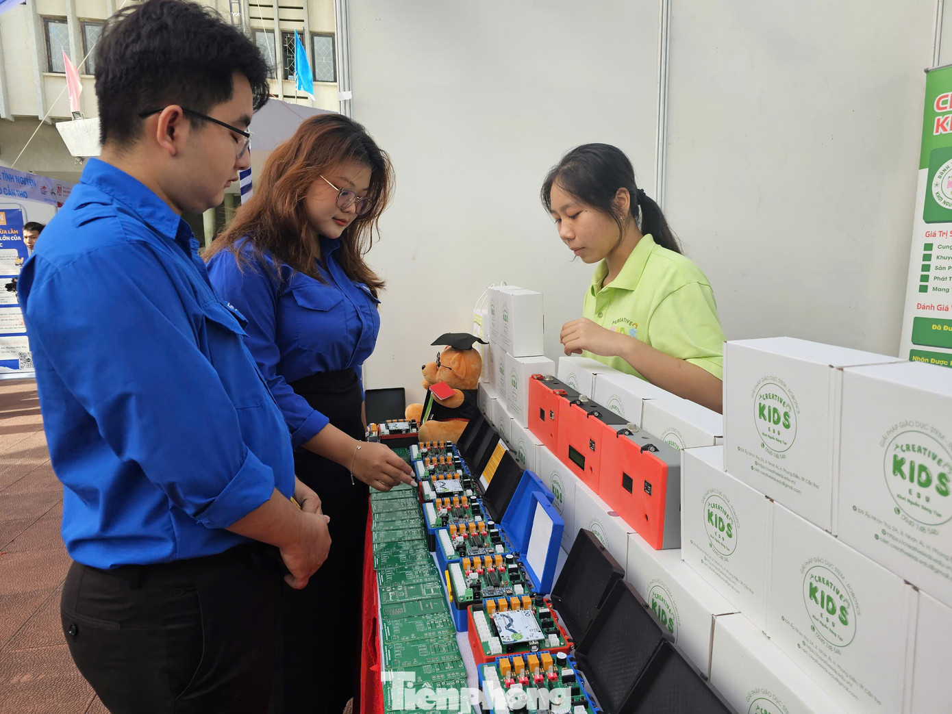 Sản phẩm thanh niên khởi nghiệp trưng bày tại ngày hội. Ảnh: Hòa Hội Sản phẩm thanh niên khởi nghiệp trưng bày tại ngày hội. Ảnh: Hòa Hội