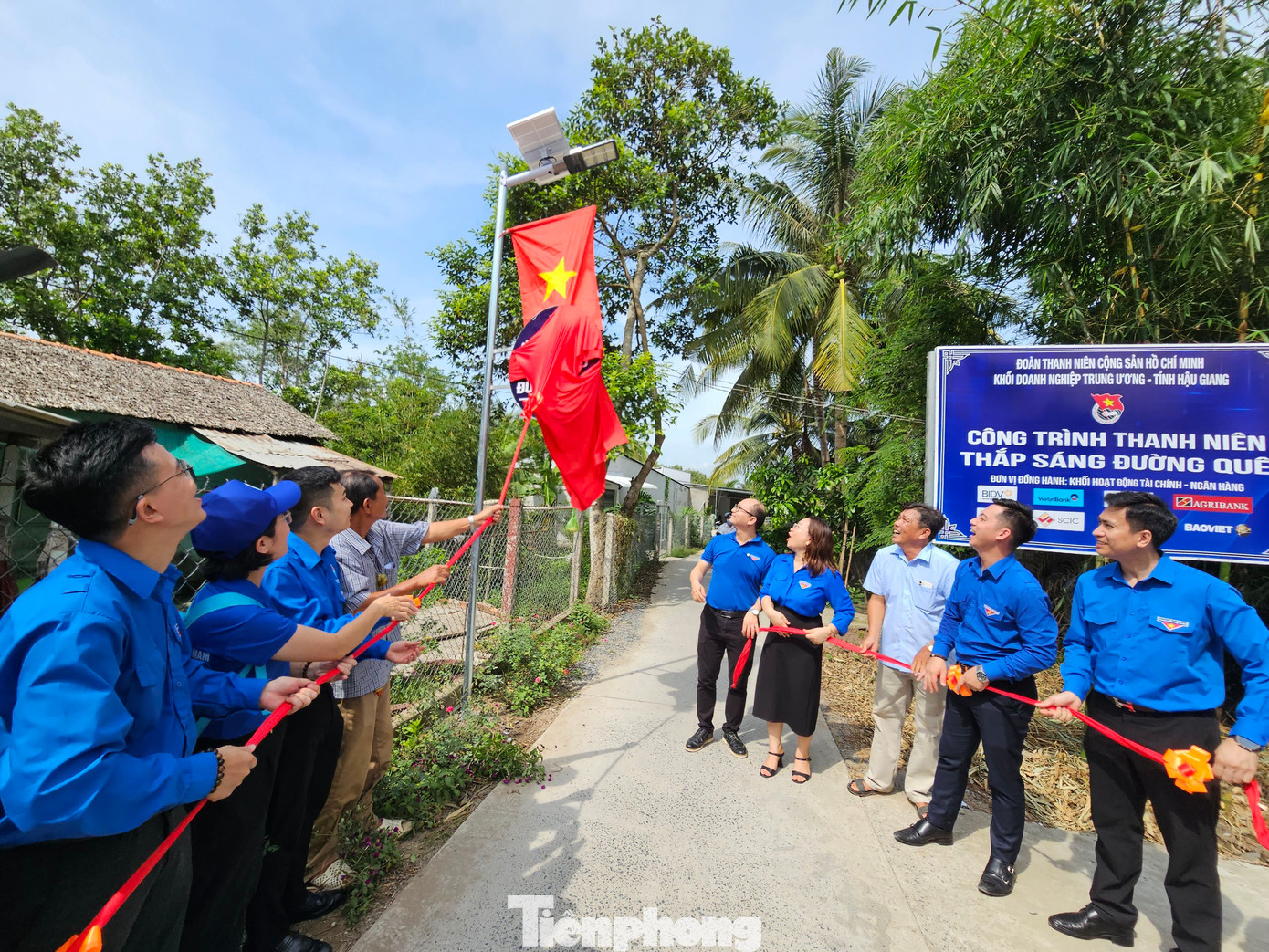 Khánh thành đường cờ dài 1,5 km cùng với Thắp sáng đường quê tại thị trấn Mái Dầm. Khánh thành đường cờ dài 1,5 km cùng với Thắp sáng đường quê tại thị trấn Mái Dầm.