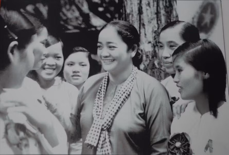 Hội trưởng Hội Liên hiệp Phụ nữ giải phóng miền Nam Việt Nam với các nữ đại biểu dự Đại hội Anh hùng chiến sĩ thi đua miền Nam lần thứ II (tháng 9/1967). Ảnh tư liệu