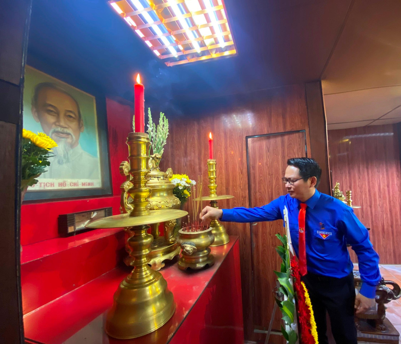 Anh Trần Trí Cường - Bí thư Tỉnh Đoàn Trà Vinh viếng Đền thờ Bác