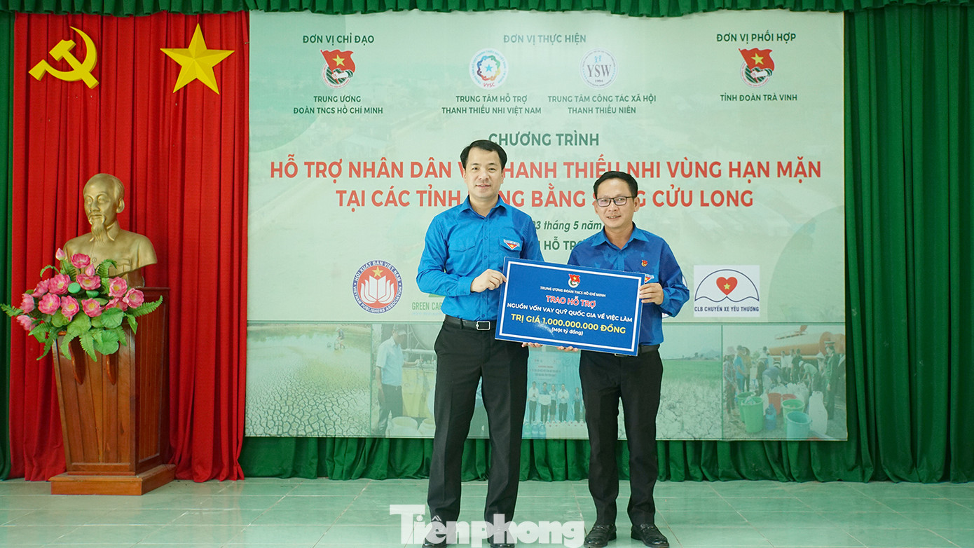 Tại Trà Vinh, Trung ương Đoàn trao hỗ trợ nguồn vốn vay Quỹ quốc gia về việc làm 1 tỷ đồng cho Tỉnh đoàn Trà Vinh. Đồng thời, trao 20 suất học bổng, 400 phần quà cho học sinh trị giá 125 triệu đồng; hỗ trợ 10 bồn nước, mỗi bồn 1.000 lít trị giá 50 triệu đồng tại xã Lưu Nghiệp Anh, huyện Trà Cú (Trà Vinh). Ảnh: Hòa Hội