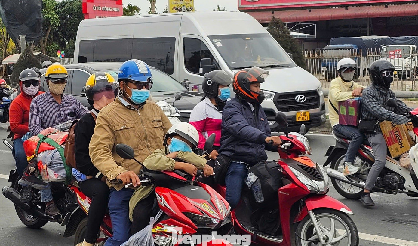 Trẻ em vật vã trên xe gắn máy cùng cha mẹ. Ảnh: Hòa Hội