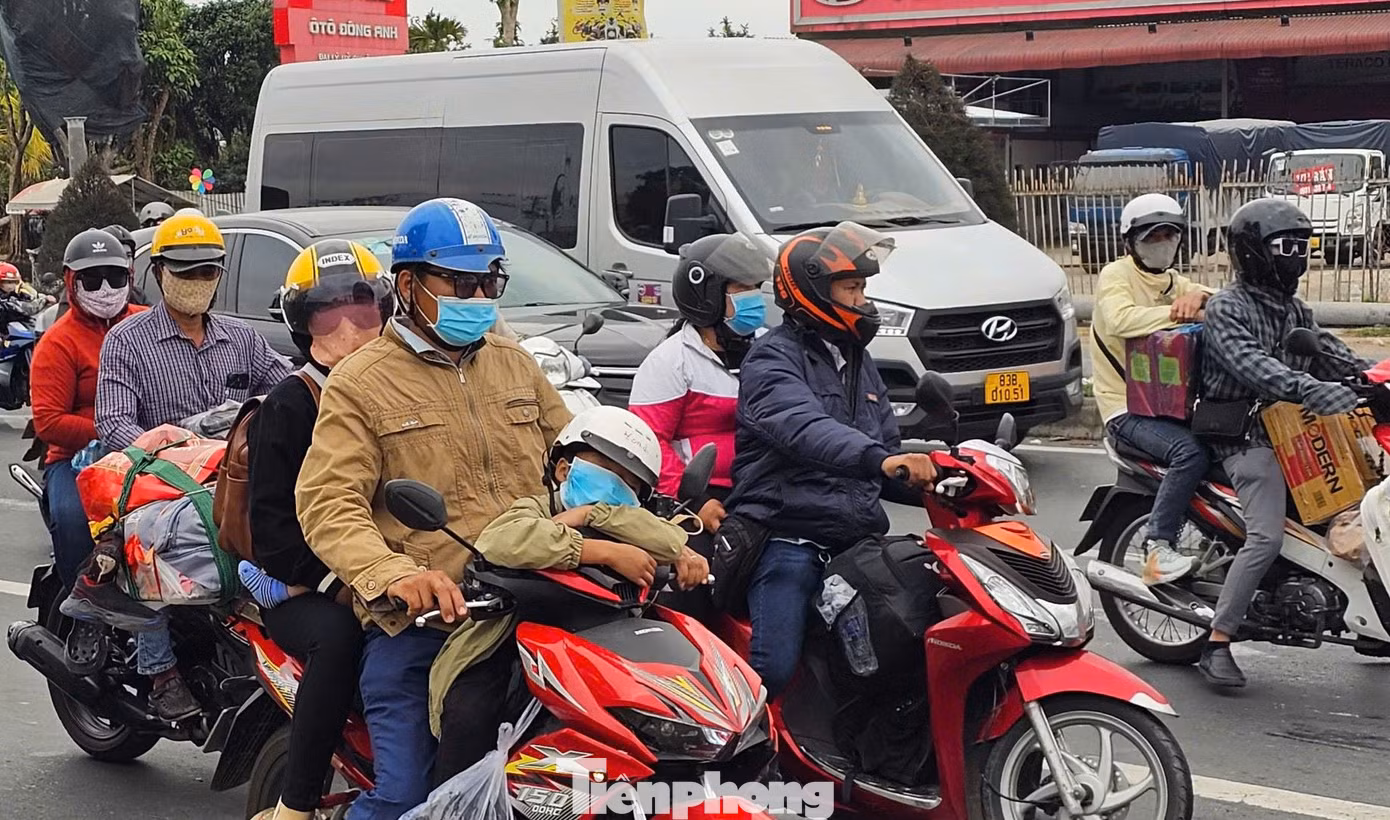 Trẻ em vật vã trên xe gắn máy cùng cha mẹ. Ảnh: Hòa Hội