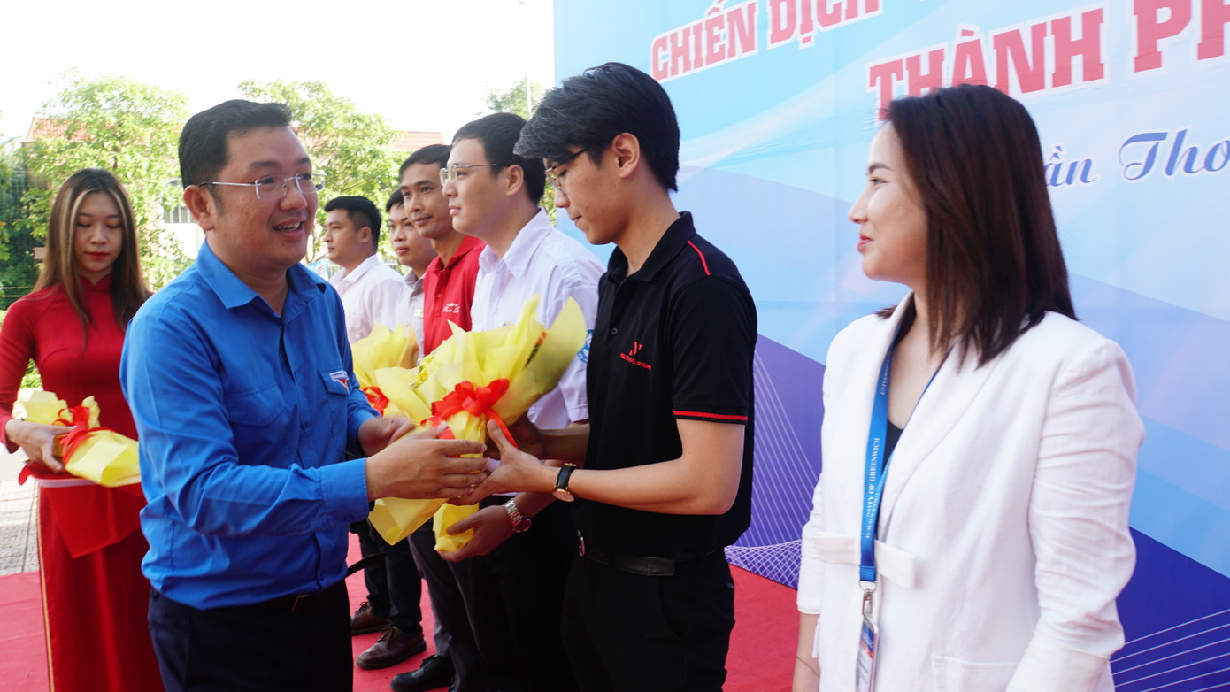 Anh Lâm Văn Tân, Phó Bí thư Thành Đoàn Cần Thơ tặng hoa đơn vị tài trợ. Ảnh: Hòa Hội Anh Lâm Văn Tân, Phó Bí thư Thành Đoàn Cần Thơ tặng hoa đơn vị tài trợ. Ảnh: Hòa Hội