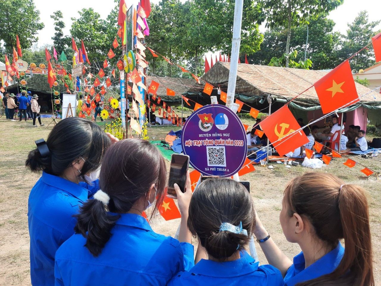 Đoàn viên thanh niên huyện Hồng Ngự quét mã QR tại hội trại tòng quân Đoàn viên thanh niên huyện Hồng Ngự quét mã QR tại hội trại tòng quân