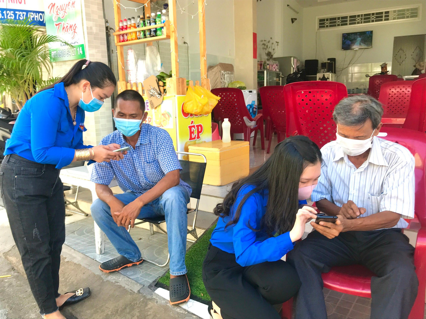 Giai đoạn 1 (từ 20 - 22/5): Tuyên truyền, vận động trong cán bộ đoàn, đoàn viên, thanh niên và học sinh, sinh viên thực hiện việc khai báo y tế và cài đặt ứng dụng Bluezone; Giao quận đoàn Ninh Kiều ra quân thực hiện khai báo y tế và cài đặt ứng dụng Bluezone đối với các hộ dân trên địa bàn. Giai đoạn 1 (từ 20 - 22/5): Tuyên truyền, vận động trong cán bộ đoàn, đoàn viên, thanh niên và học sinh, sinh viên thực hiện việc khai báo y tế và cài đặt ứng dụng Bluezone; Giao quận đoàn Ninh Kiều ra quân thực hiện khai báo y tế và cài đặt ứng dụng Bluezone đối với các hộ dân trên địa bàn.