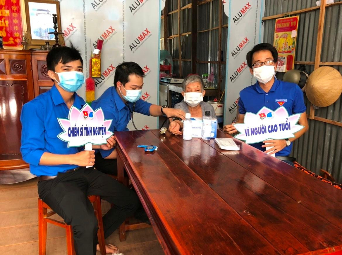 Bác sỹ khám bệnh và cấp phát thuốc cho người già cao tuổi tại nhà