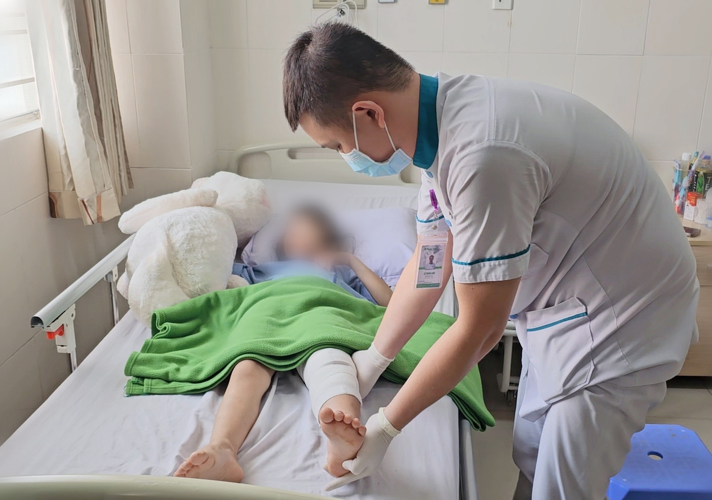 Bác sĩ điều trị cho bé H. tại bệnh viện.