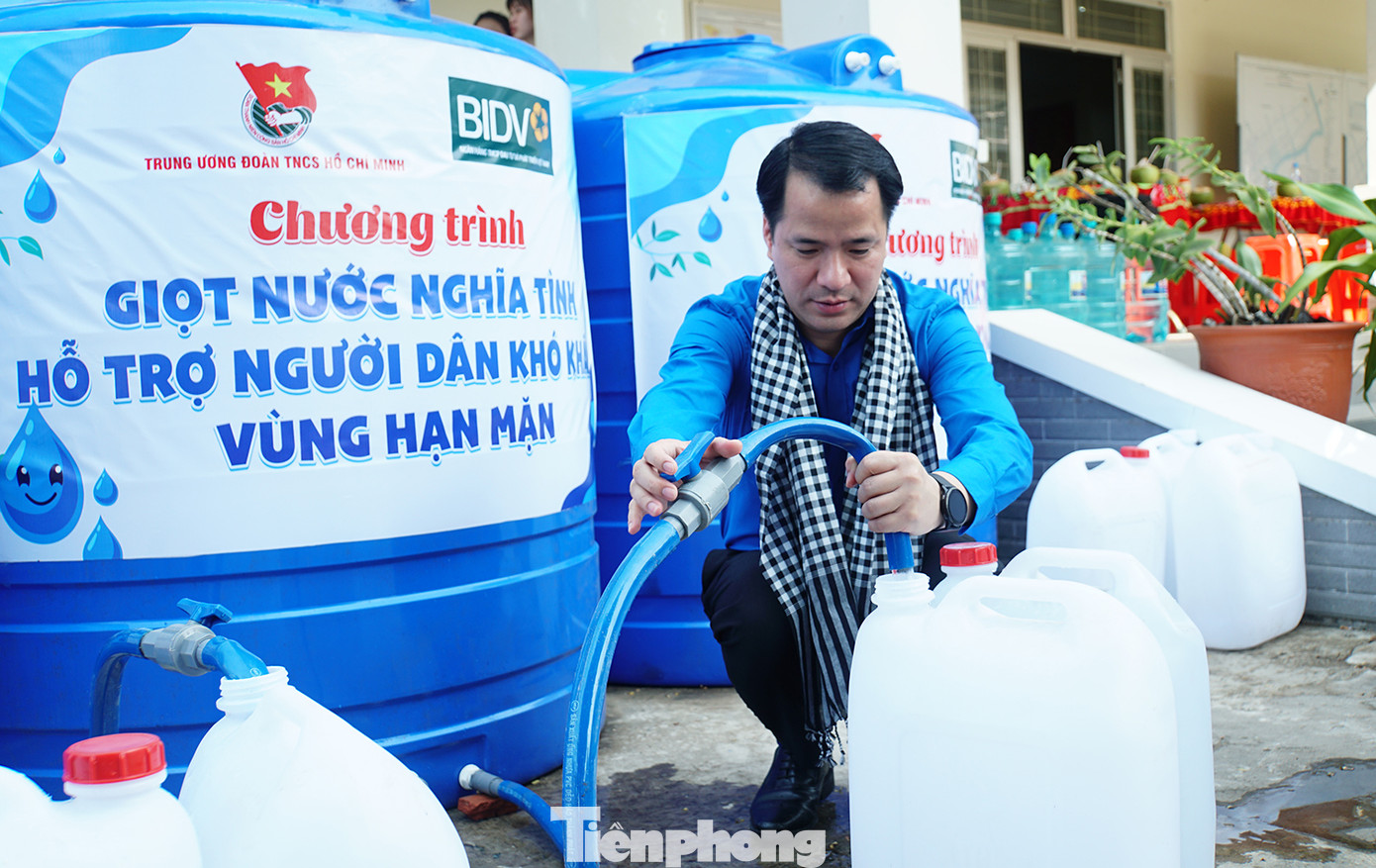 Bí thư Trung ương Đoàn bơm nước vào can giúp người dân. Ảnh: Hòa Hội Bí thư Trung ương Đoàn bơm nước vào can giúp người dân. Ảnh: Hòa Hội
