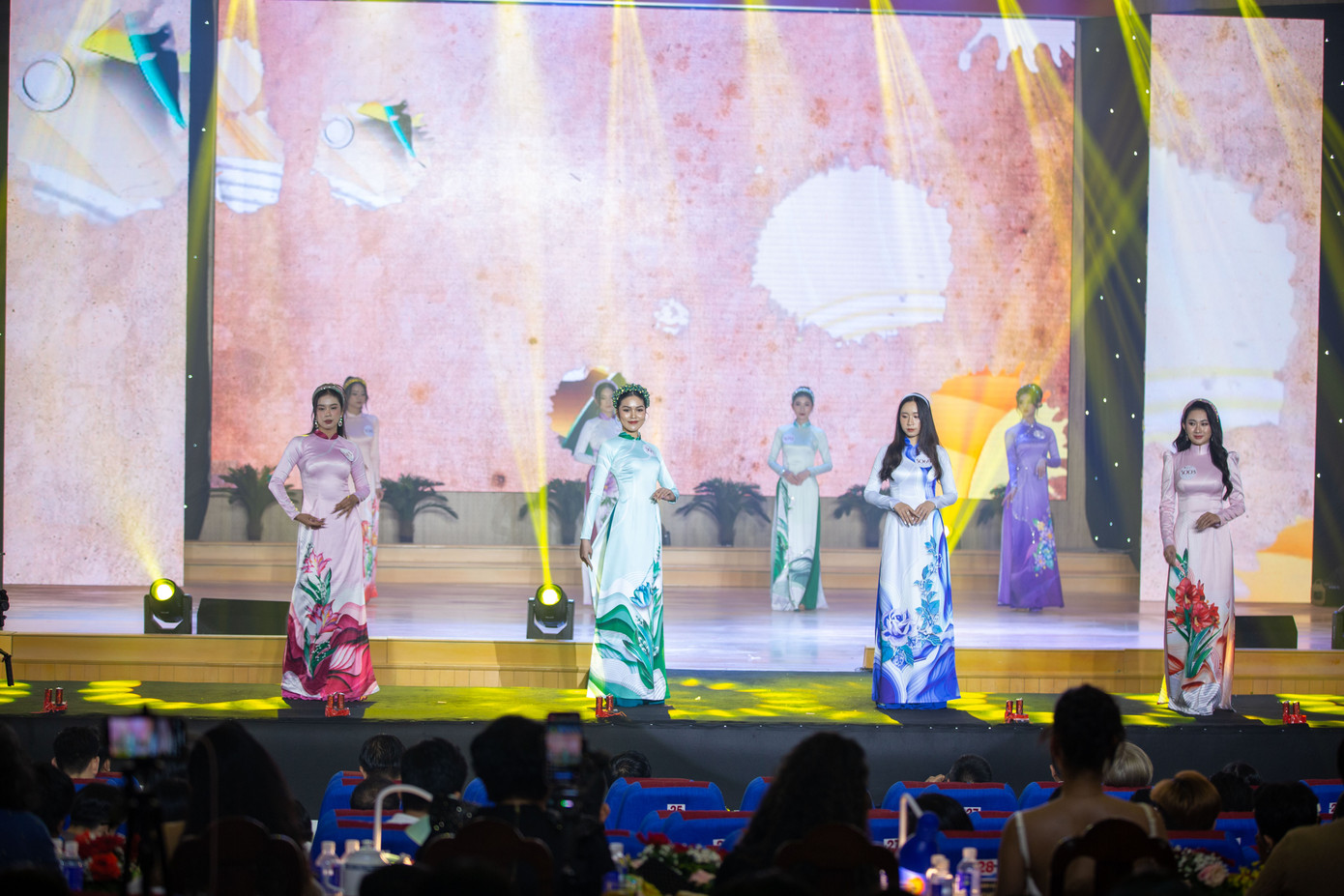 “Em hy vọng có thể giúp ích được 1 phần nhỏ vào việc chăm sóc sức khỏe, hỗ trợ y tế tốt hơn cho người người dân quê mình”, Trinh bộc bạch.