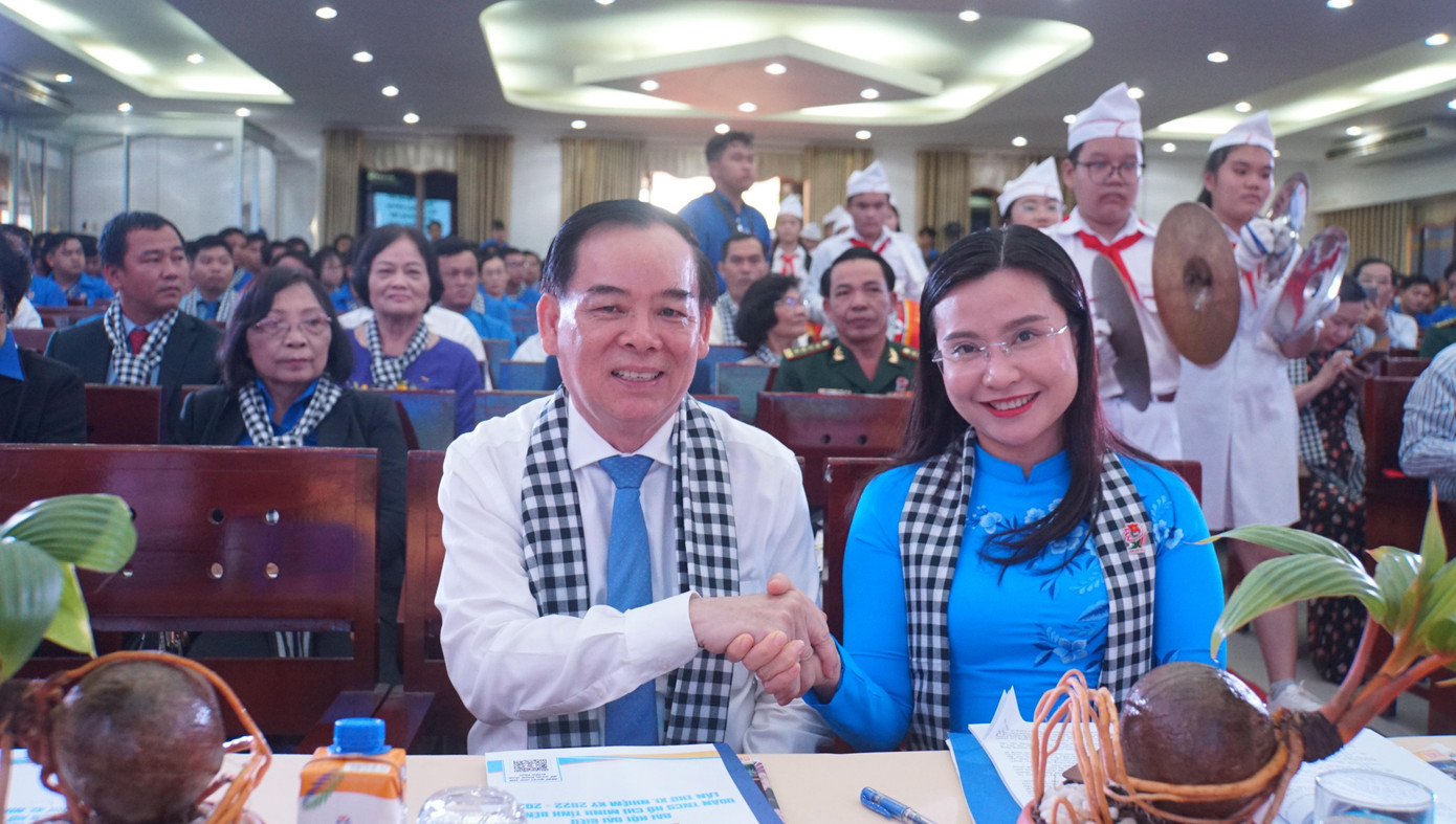 Chị Nguyễn Phạm Duy Trang và Chủ tịch UBND tỉnh Bến Tre Trần Ngọc Tam. Ảnh: Hòa Hội