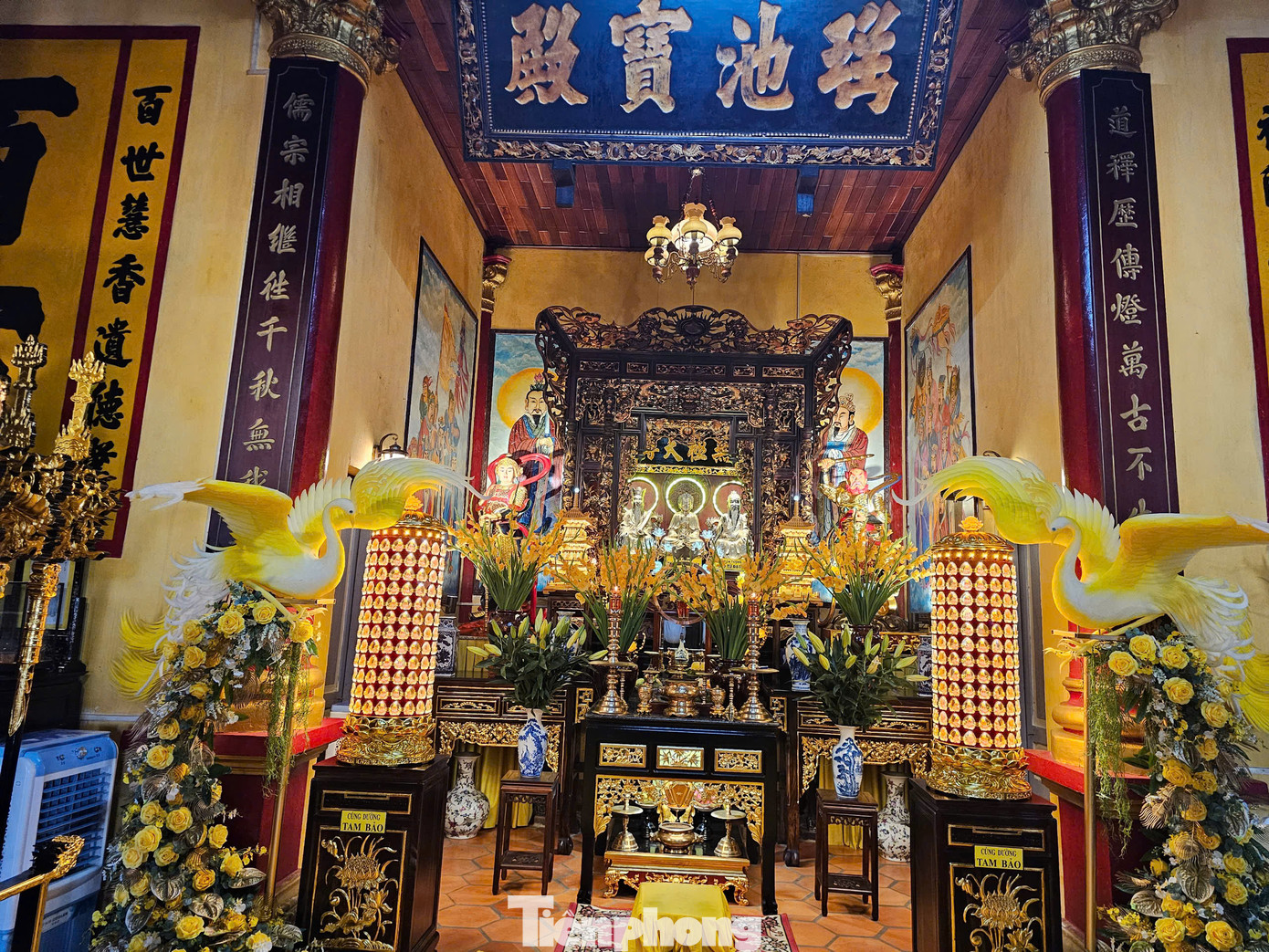 Bên trong chánh điện của chùa Nam Nhã, trung tâm đặt ban thờ tam giáo bao gồm Phật giáo, Nho giáo và Lão giáo, hướng phật tử, con người đến chân - thiện - mỹ.