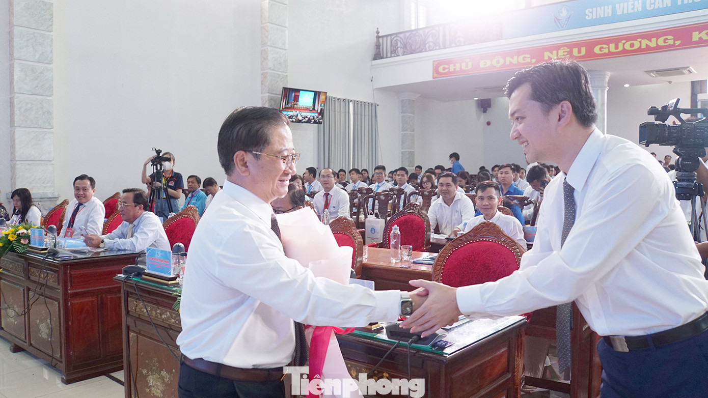 Anh Nguyễn Minh Triết - Bí thư Trung ương Đoàn, Chủ tịch Trung ương Hội Sinh viên Việt Nam bắt tay Chủ tịch UBND TP Cần Thơ Trần Việt Trường. Ảnh: Hòa Hội