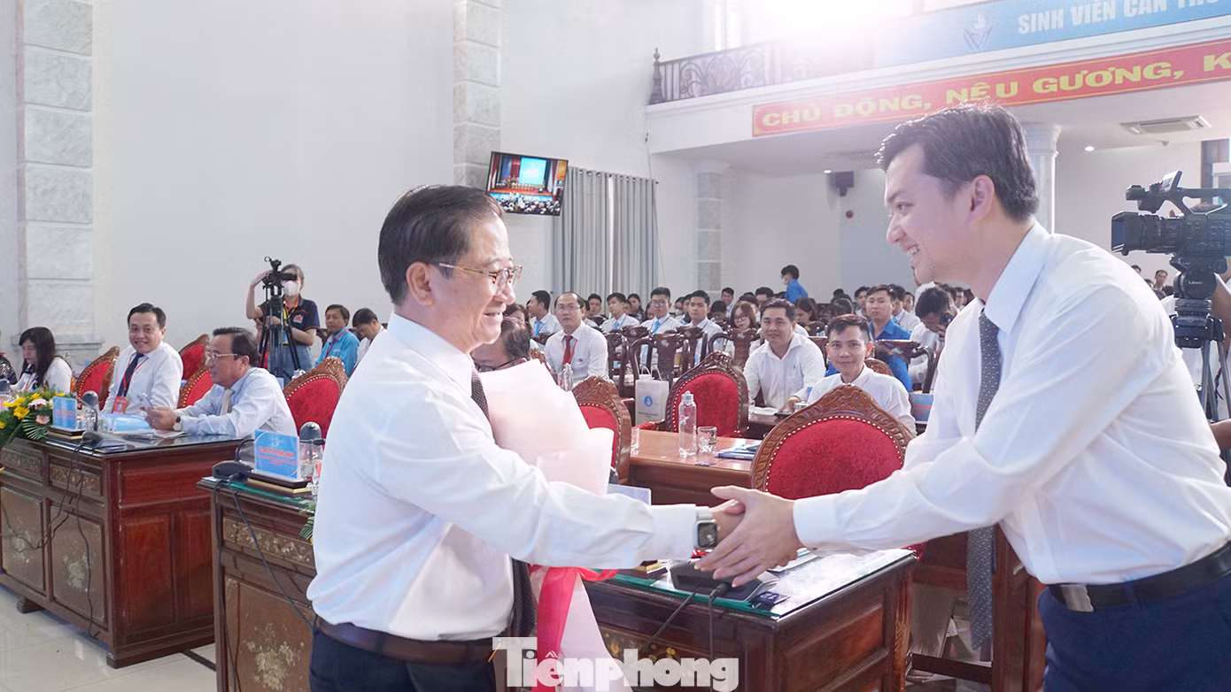Anh Nguyễn Minh Triết - Bí thư Trung ương Đoàn, Chủ tịch Trung ương Hội Sinh viên Việt Nam bắt tay Chủ tịch UBND TP Cần Thơ Trần Việt Trường. Ảnh: Hòa Hội Anh Nguyễn Minh Triết - Bí thư Trung ương Đoàn, Chủ tịch Trung ương Hội Sinh viên Việt Nam bắt tay Chủ tịch UBND TP Cần Thơ Trần Việt Trường. Ảnh: Hòa Hội