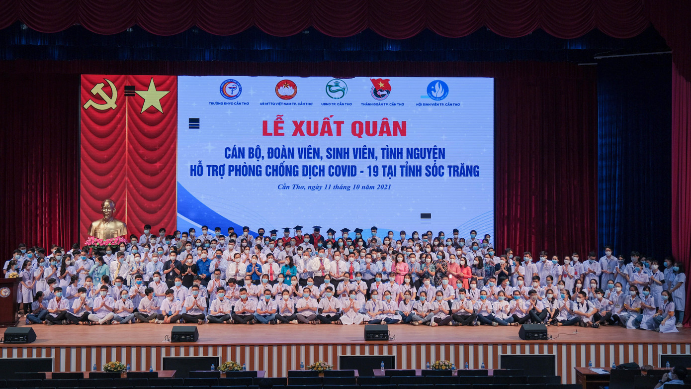 Sinh viên trường Đại học Y Dược Cần Thơ lên đường hỗ trợ tỉnh Sóc Trăng tiêm vắc xin. - Ảnh: T.Tiến