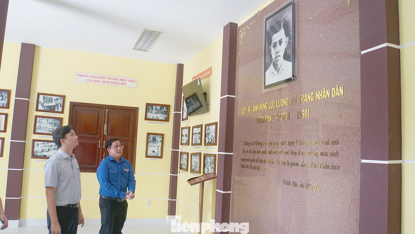 Anh Nguyễn Minh Triết tham quan nhà trưng bày tưởng niệm Anh hùng liệt sĩ Trần Văn Ơn tại Bến Tre. Ảnh: Hòa Hội Anh Nguyễn Minh Triết tham quan nhà trưng bày tưởng niệm Anh hùng liệt sĩ Trần Văn Ơn tại Bến Tre. Ảnh: Hòa Hội