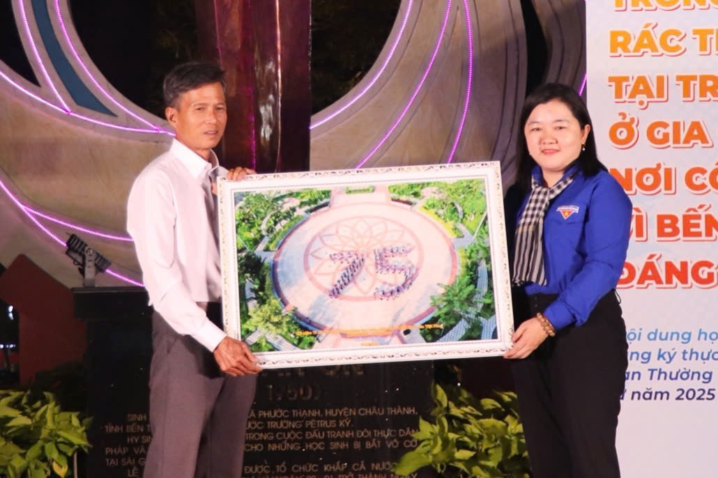 Bí thư Tỉnh Đoàn Bến Tre Lâm Như Quỳnh trao quà cho ông Trần Công Trung - đại diện gia đình anh Trần Văn Ơn.