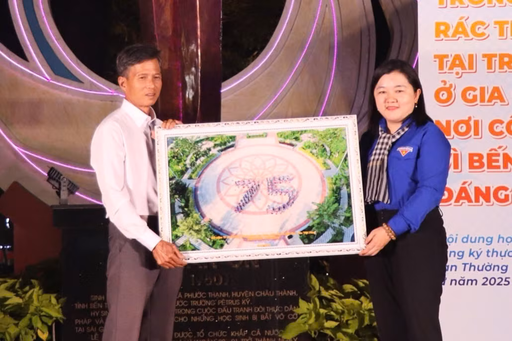 Bí thư Tỉnh Đoàn Bến Tre Lâm Như Quỳnh trao quà cho ông Trần Công Trung - đại diện gia đình anh Trần Văn Ơn.
