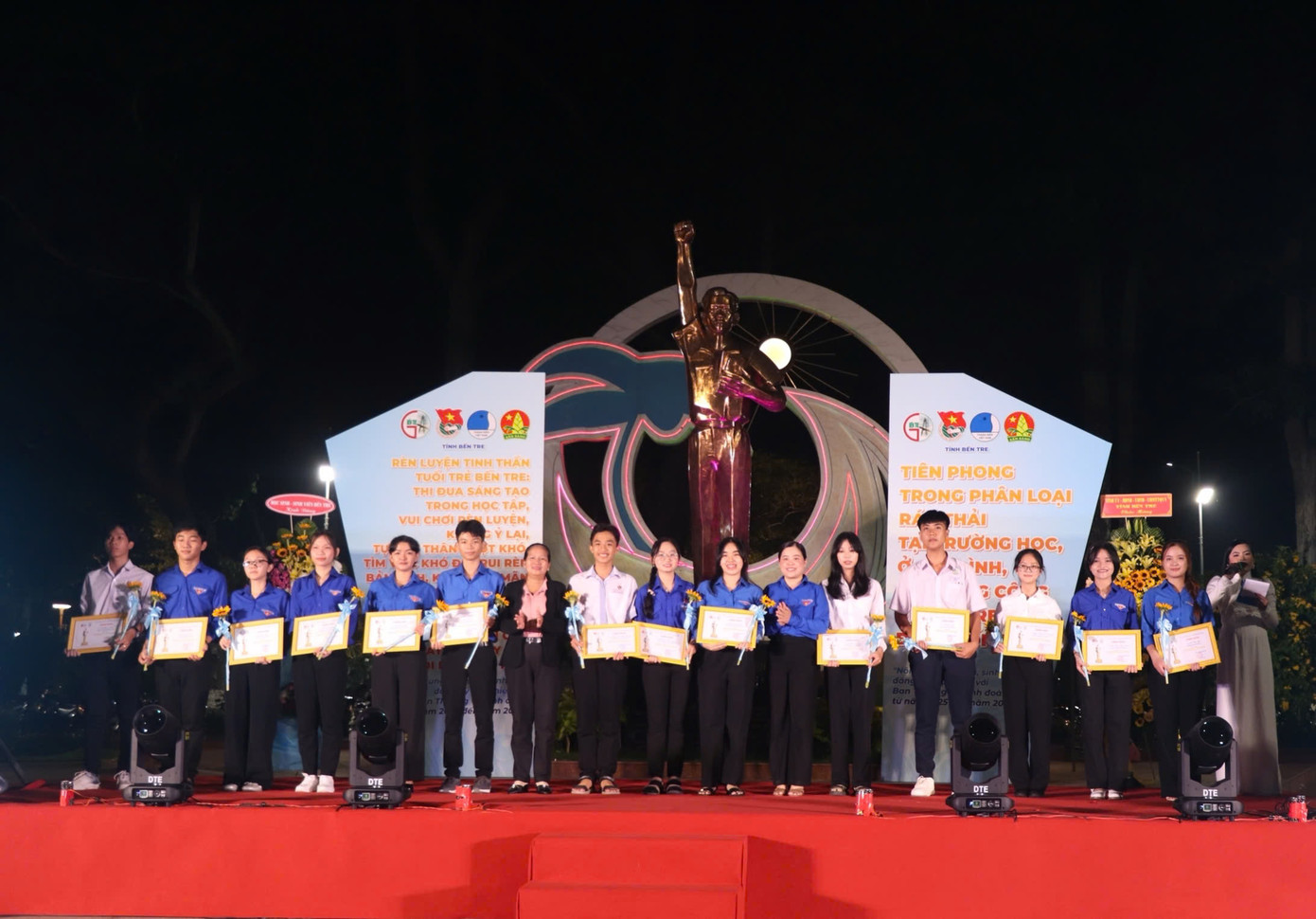 Trao tặng học sinh tiêu biểu đạt thành tích xuất sắc trong học tập.