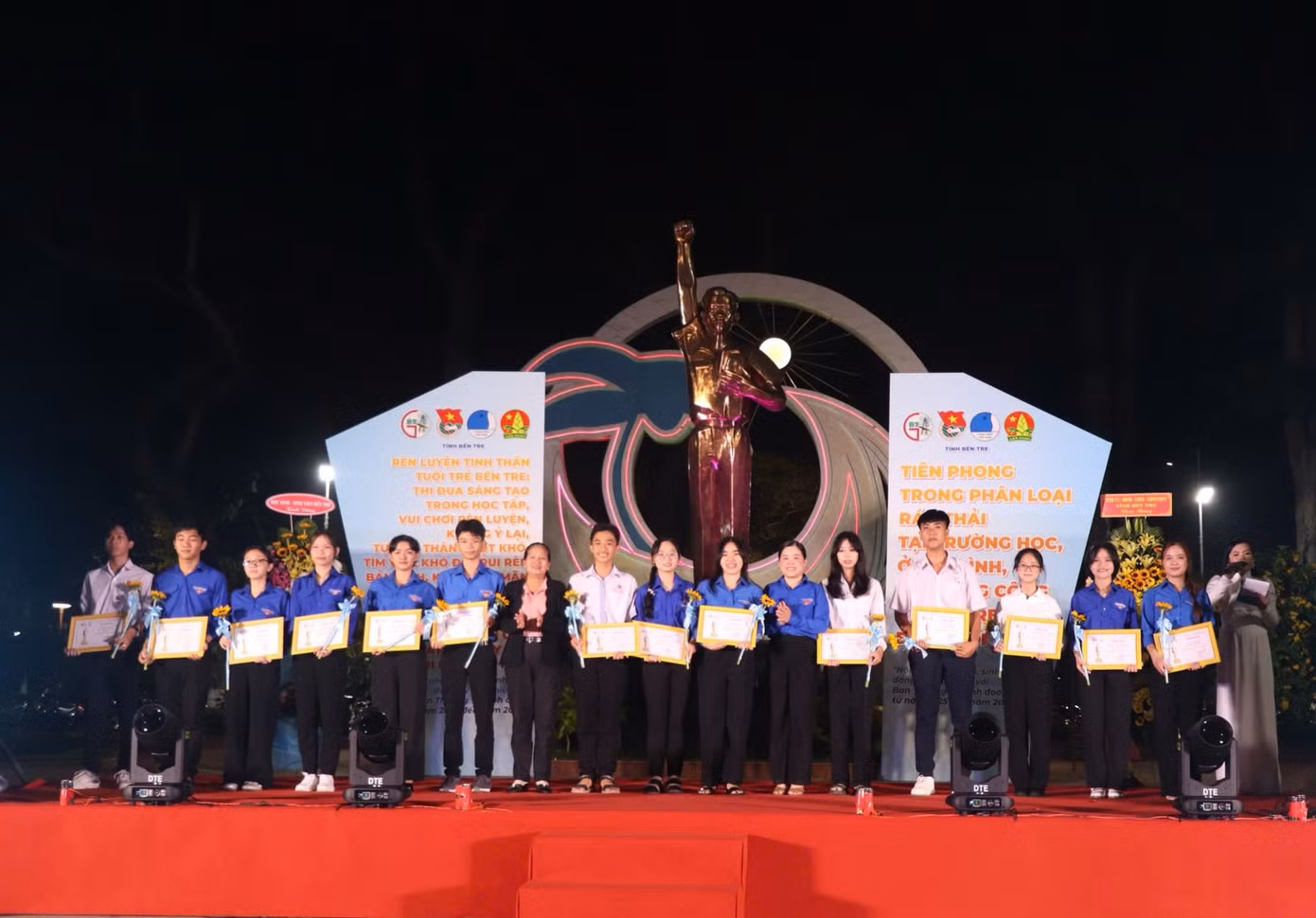 Trao tặng học sinh tiêu biểu đạt thành tích xuất sắc trong học tập.