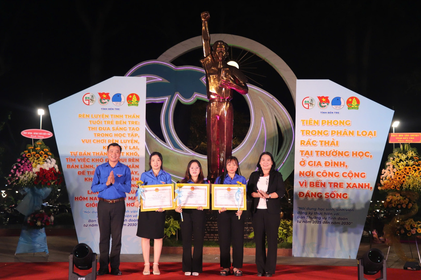 Bà Nguyễn Thị Bé Mười - Phó Chủ tịch UBND tỉnh Bến Tre trao tặng bằng khen Sinh viên 5 tốt.