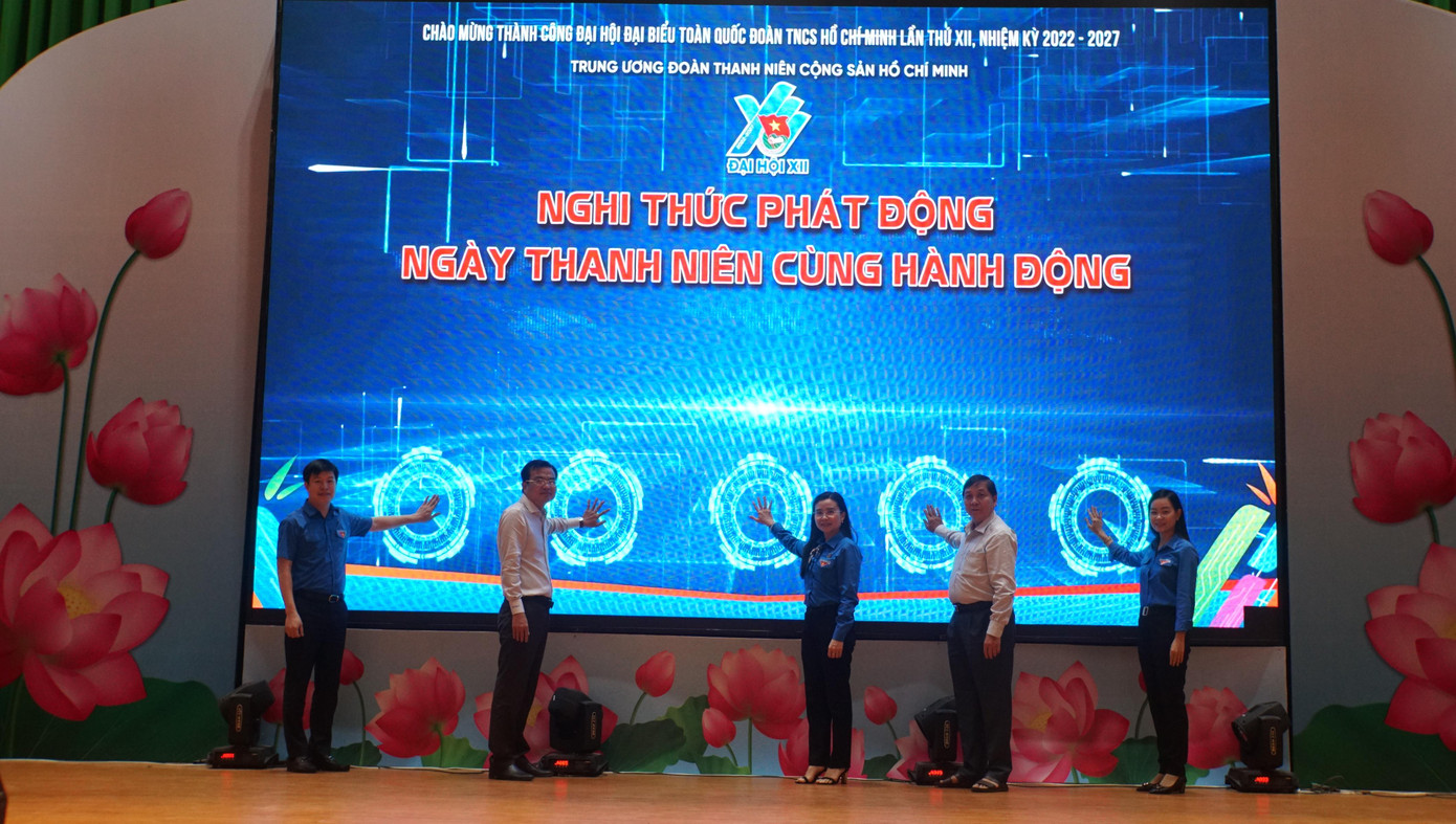 Lãnh đạo Trung ương Đoàn, tỉnh Đồng Tháp, huyện Thanh Bình thực hiện nghi thức phát động "Ngày Thanh niên cùng hành động". Ảnh: Hòa Hội