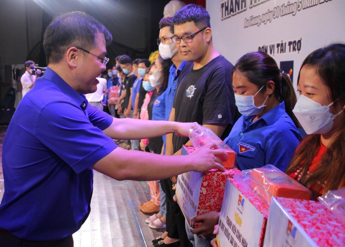 Anh Phan Duy Bằng, Phó Bí thư Tỉnh Đoàn An Giang tặng quà cho thanh niên công nhân. - Ảnh: TĐ AG Anh Phan Duy Bằng, Phó Bí thư Tỉnh Đoàn An Giang tặng quà cho thanh niên công nhân. - Ảnh: TĐ AG