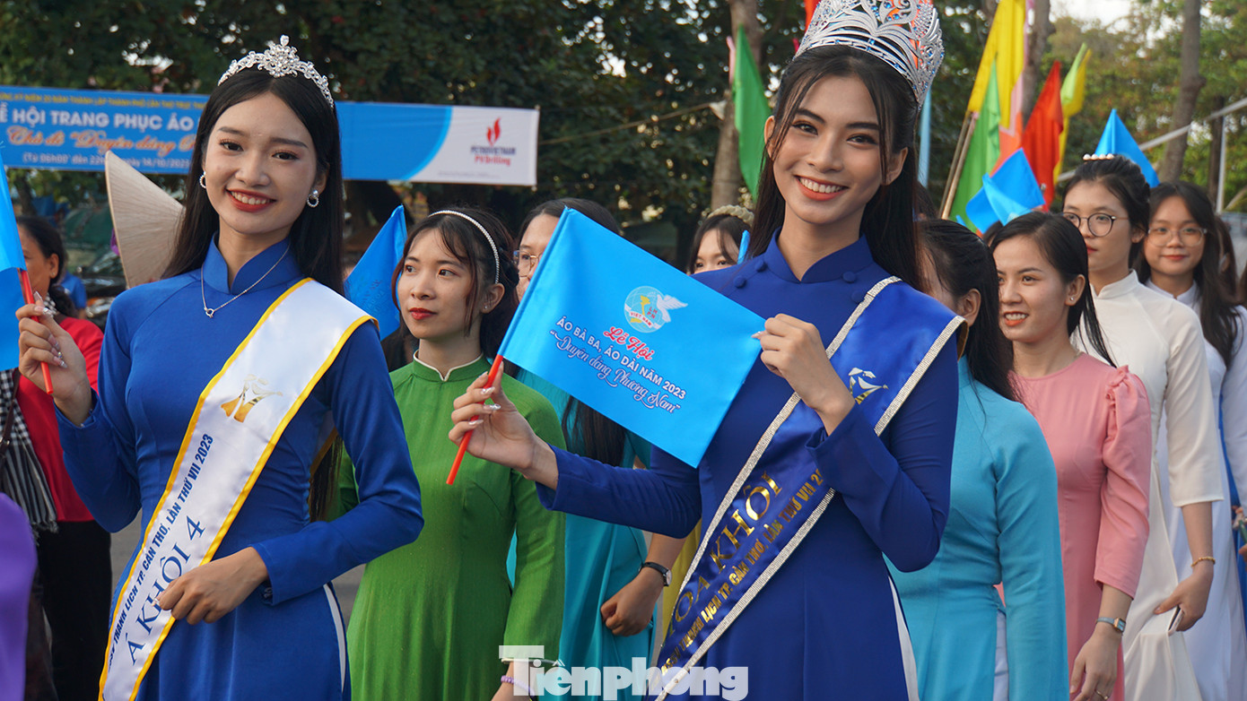 Hoa khôi Sinh viên thành phố Cần Thơ 2023 Phan Lê Kim Ngọc tham gia diễu hành tại lễ hội. Ảnh: Hòa Hội.