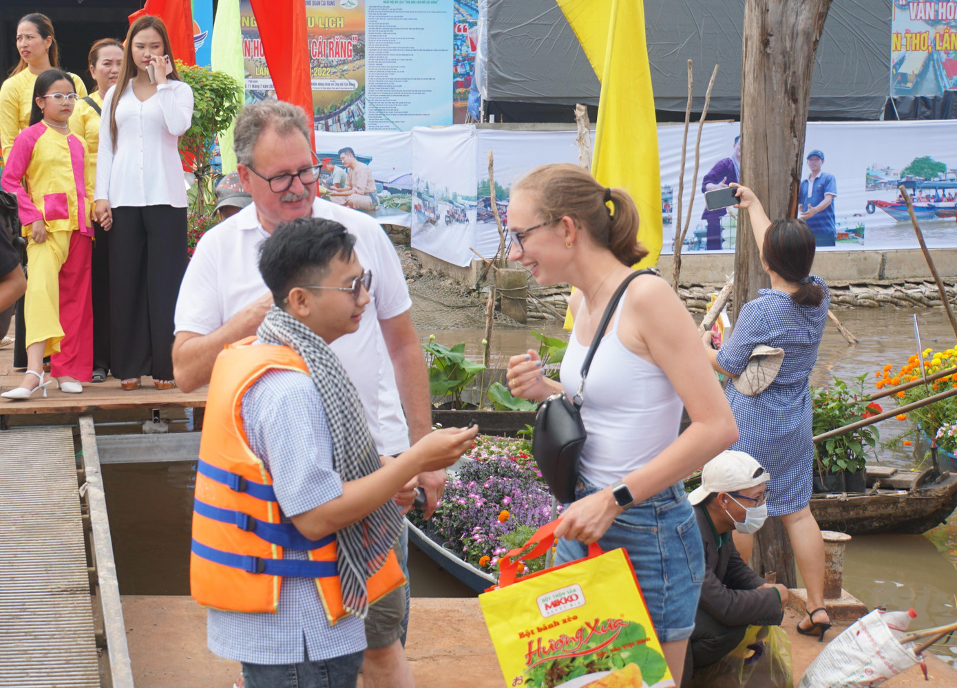 Chợ nổi đã được Tạp chí du lịch Rough Guide của Anh bình chọn “Là một trong 10 khu chợ nổi, nhộn nhịp nhất thế giới” và được Trang du lịch nổi tiếng thế giới Youramazingplaces có trụ sở tại Macedonia Châu Âu bình chọn nằm trong “top 6 chợ nổi đẹp nhất Châu Á”. Với nét văn hóa đặc trưng, chợ nổi Cái Răng trở thành điểm tham quan du lịch, thu hút đông đảo du khách khi đến thành phố Cần Thơ. - Ảnh: Hòa Hội