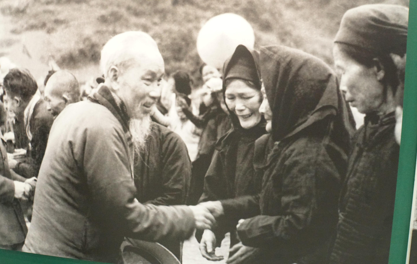 Di ảnh Bác Hồ tại Nhà trưng bày