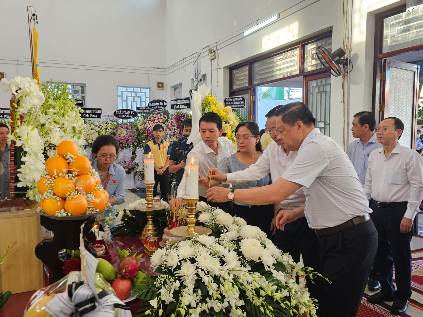 Lãnh đạo UBND TP. Cần Thơ viếng GS Võ Tòng Xuân. Ảnh: Hòa Hội