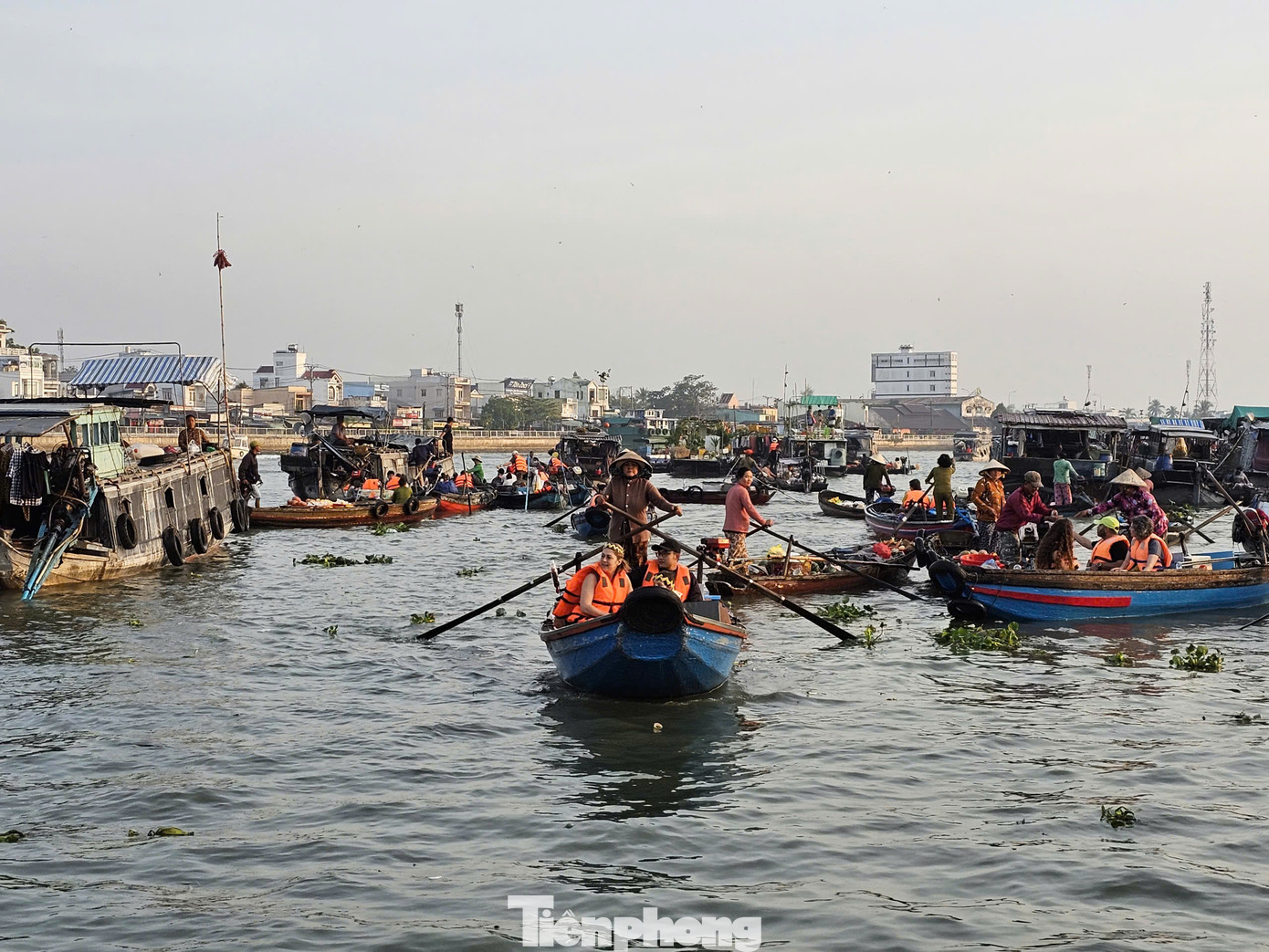 Khách du lịch tham quan chợ nổi Cái Răng. Ảnh: Hòa Hội