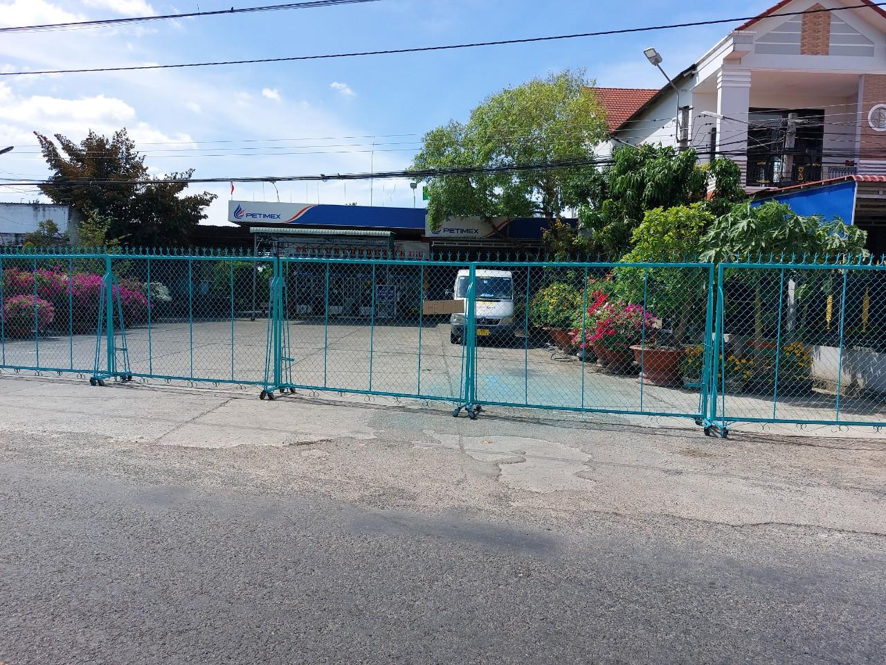 Ngày 11/2, cây xăng A.T ở thị trấn Kế Sách, huyện Kế Sách, tỉnh Sóc Trăng đóng cửa. Ngày 11/2, cây xăng A.T ở thị trấn Kế Sách, huyện Kế Sách, tỉnh Sóc Trăng đóng cửa.