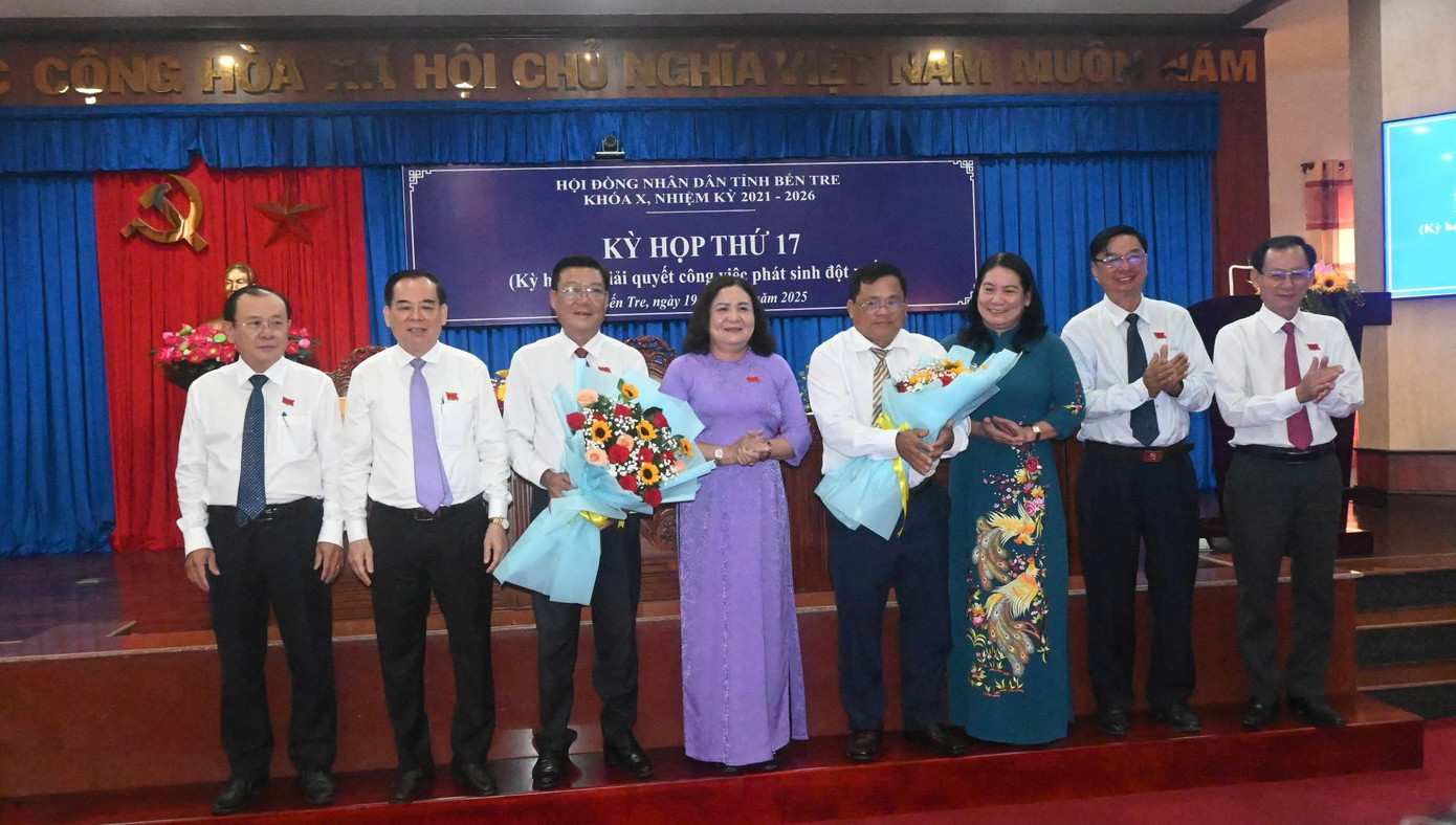 Quyền Bí thư Tỉnh ủy - Chủ tịch HĐND tỉnh Bến Tre Hồ Thị Hoàng Yến tặng hoa ông Nguyễn Văn Quới (nghỉ hưu) và ông Phạm Thanh Hùng - tân Trưởng Ban Kinh tế - Ngân sách HĐND. Quyền Bí thư Tỉnh ủy - Chủ tịch HĐND tỉnh Bến Tre Hồ Thị Hoàng Yến tặng hoa ông Nguyễn Văn Quới (nghỉ hưu) và ông Phạm Thanh Hùng - tân Trưởng Ban Kinh tế - Ngân sách HĐND.