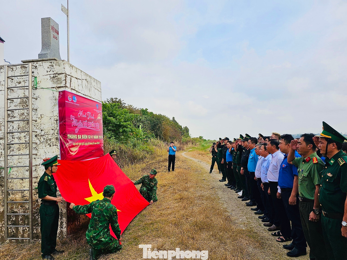 Ban tổ chức chương trình tổ chức chào cờ “Tôi yêu tổ quốc tôi” tại cột mốc biên giới 265 giáp Campuchia. Ảnh: Hòa Hội