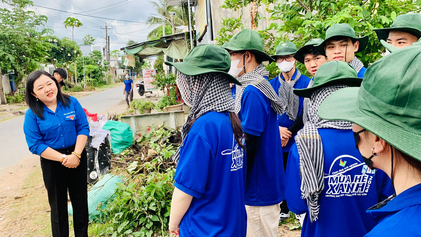 Chị Lâm Như Quỳnh - Bí thư Tỉnh Đoàn Bến Tre thăm hỏi, động viên chiến sĩ tình nguyện Trường Đại học Công nghệ Sài Gòn. Ảnh: TĐ BT
